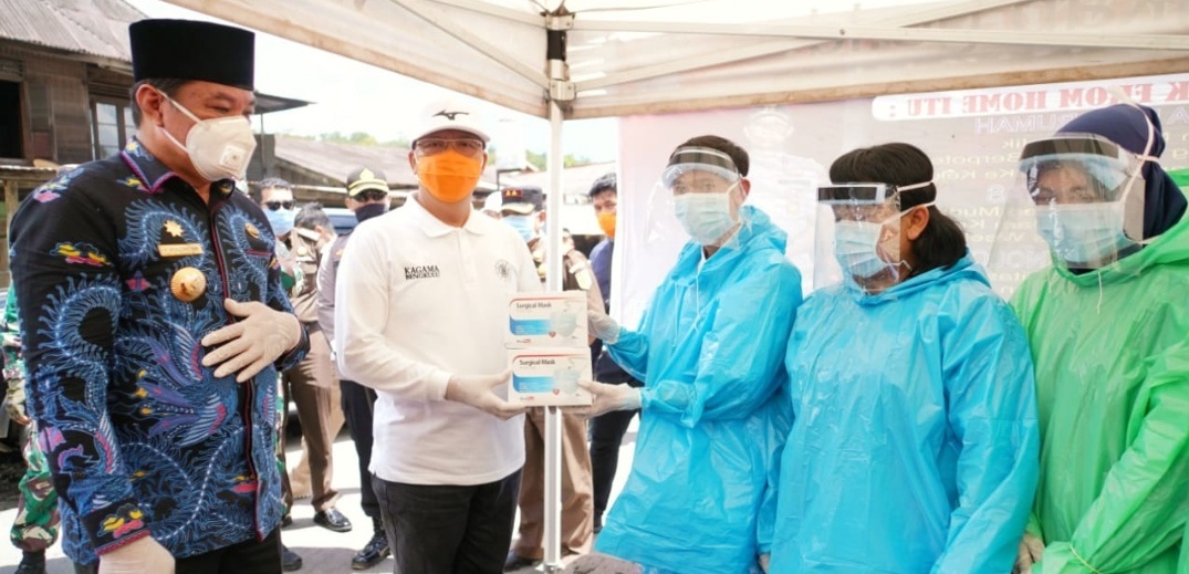 Tinjau Posko Perbatasan Lebong-Rejang Lebong, Gubernur Beri Bantuan APD untuk Petugas