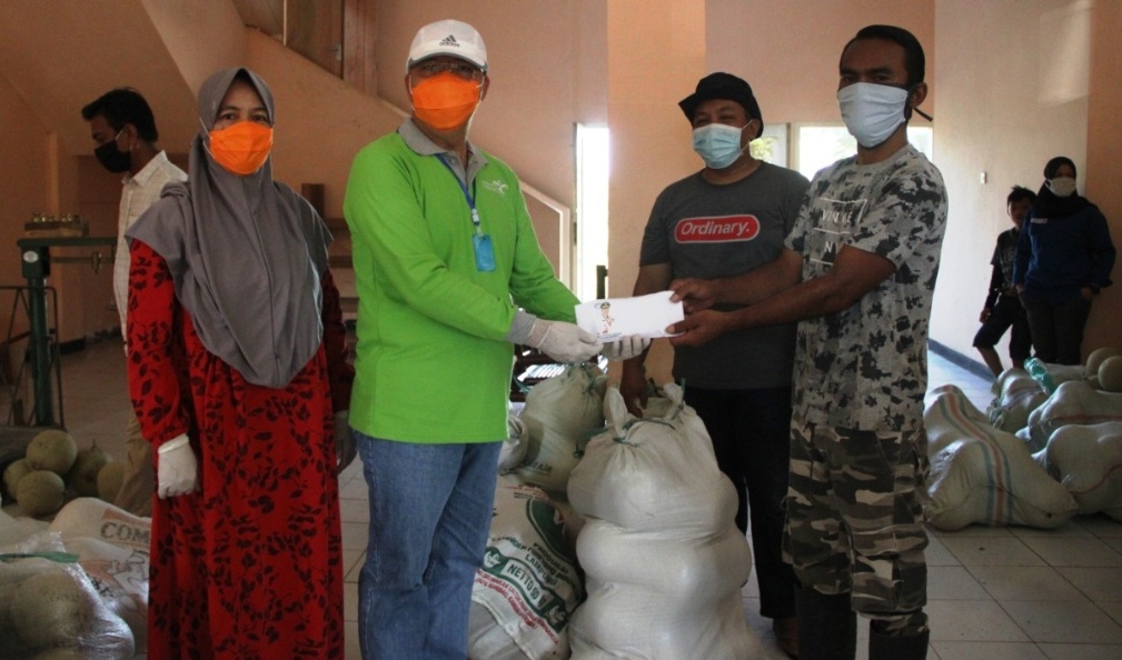 Dukung Petani, Gubernur Rohidin Borong 1,3 ton Melon untuk Dibagikan