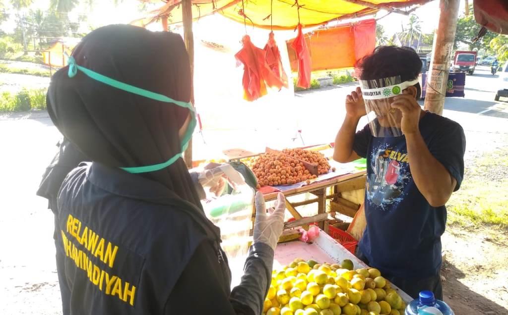 MCCC Bagi Face Shield dan Beri Edukasi Tentang Wabah Covid-19