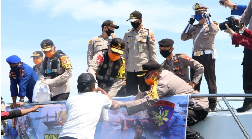 Polri–TNI Beri Bantuan, Masyarakat di Rumah Saja