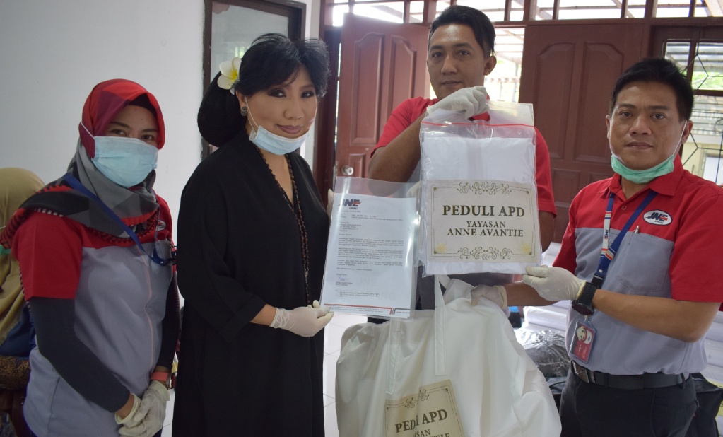 JNE Bantu Distribusi APD Anne Avantie untuk Paramedis, Gratis!