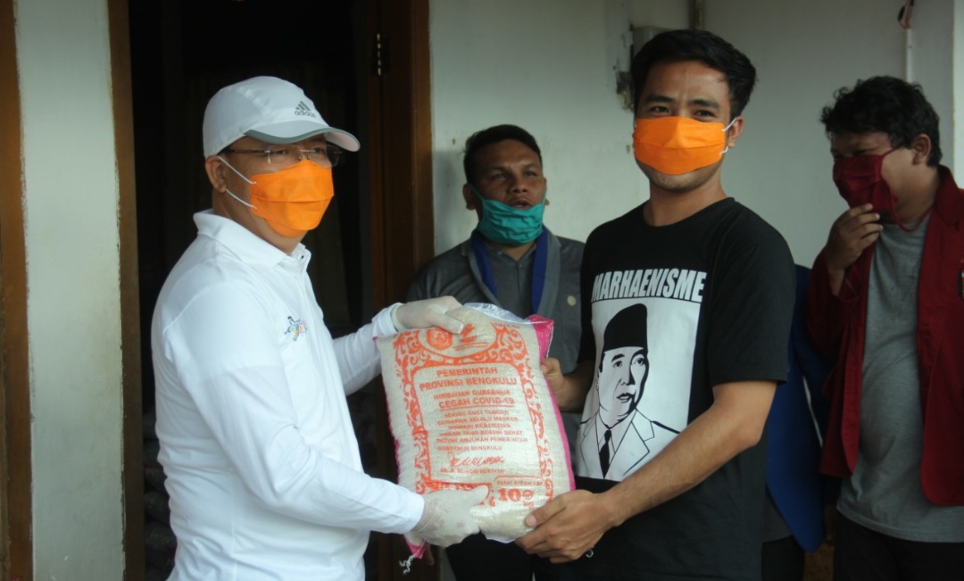 Gubernur Rohidin Turun Langsung Beri Bantuan untuk Mahasiswa Perantau