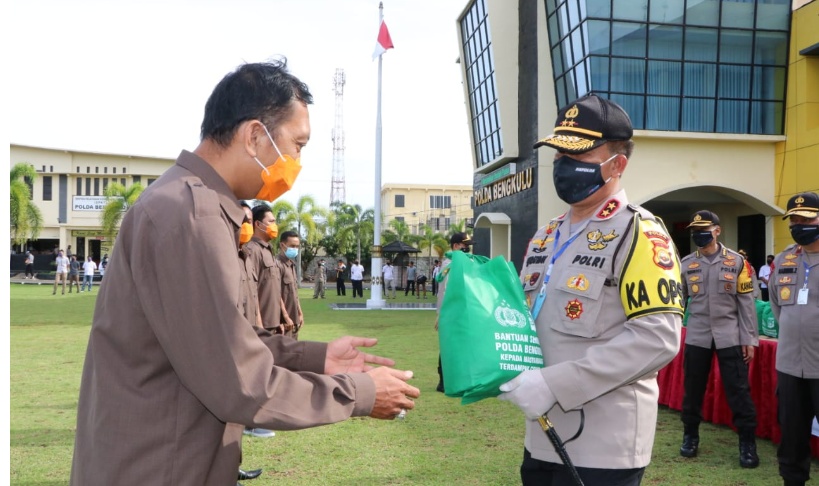 Sambut Mayday, Polda Bengkulu Bagikan 500 Paket Sembako