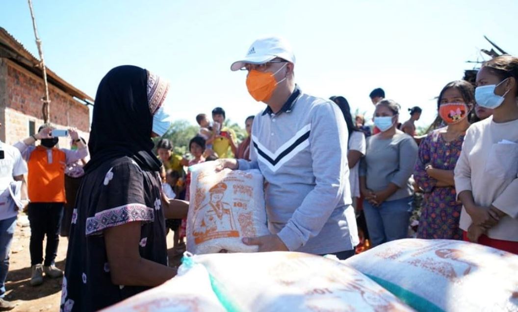 Gubernur Bagikan Beras untuk Warga Kota Terdampak Covid-19