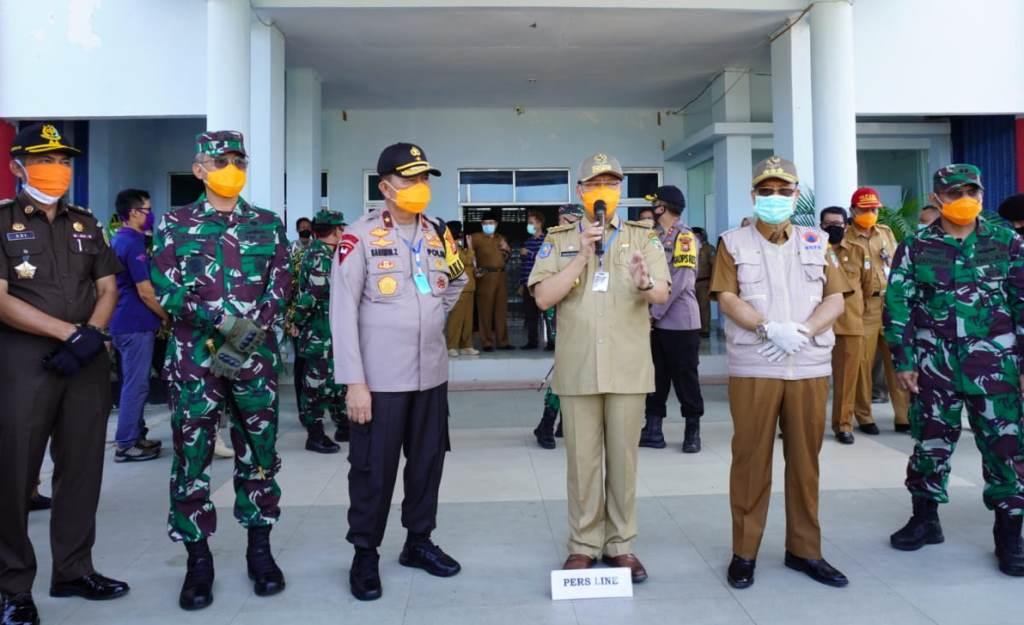 Ringankan Beban Warga, Gubernur Bagi Beras ke Warga Seluma