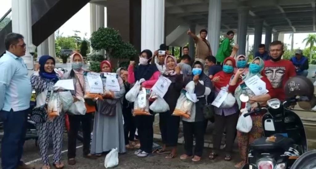 Berita Terbit Bagi 450 Paket Sembako untuk Warga Terdampak Covid-19