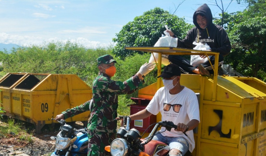 Korem 041/Gamas Bersama Bulog Bagikan Paket Sembako Kepada Masyarakat Terdampak Covid -19