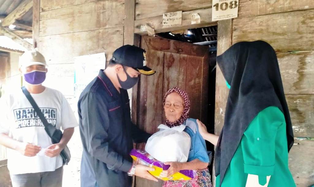 Wabup Arie Bersama Istri Bantu Warga Terdampak Covid-19