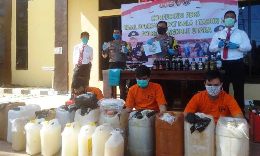 Polres Bengkulu Utara Amankan Ratusan Liter Tuak dan Puluhan Botol Miras