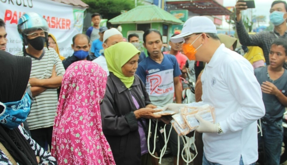 Perangi Covid -19, Gubernur Rohidin Kembali Turun Langsung Bagikan Masker