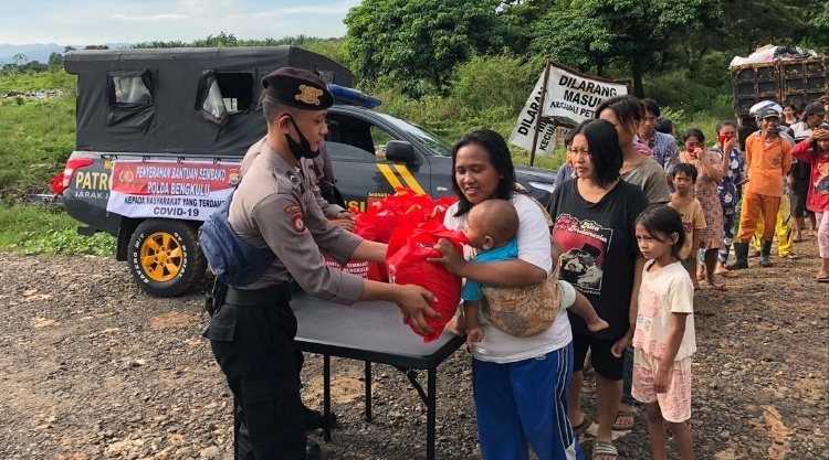 Polda Bengkulu Kembali Bagikan 500 Sembako