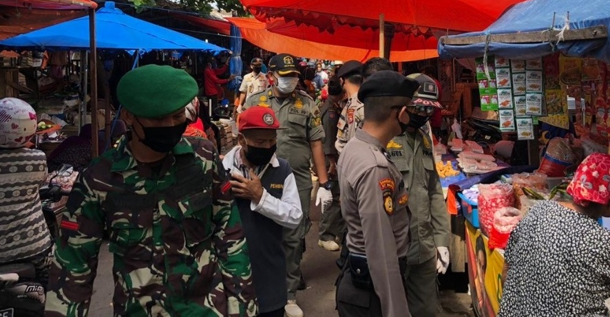 Tak Pakai Masker,  Pedagang dan Pembeli Diberi “Sanksi”