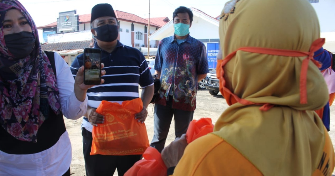 Gubernur Rohidin Sapa Pemulung dan Penyapu Jalan via Video Call