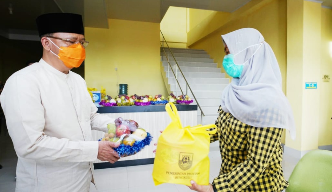 Beri Support, Gubernur Rohidin Lebaran Bareng Nakes Pejuang Covid-19