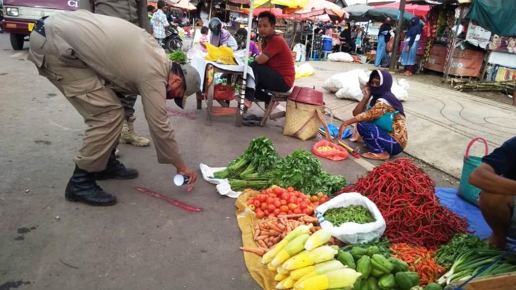 Kasus Covid-19 Meningkat, Pedagang dan Pembeli Diminta Jaga Jarak