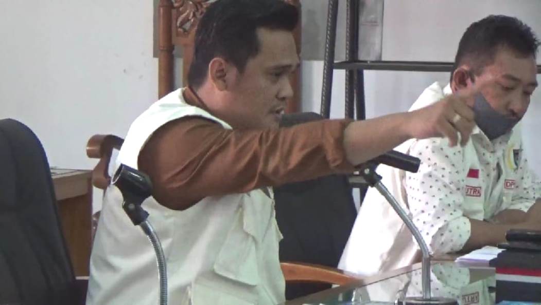 Panas! Ketua Pansus DPRD Bengkulu Utara Gebrak Meja