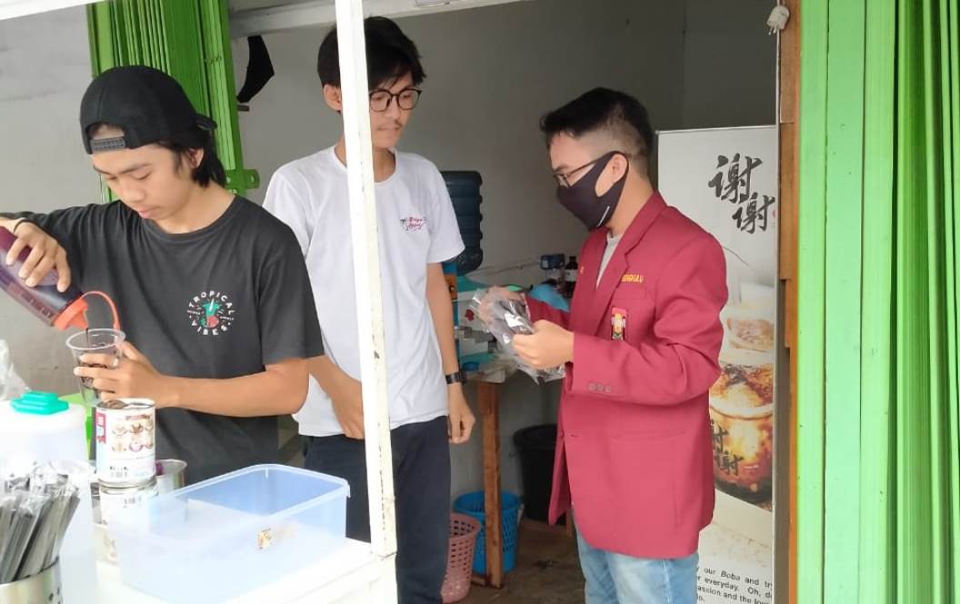 IMM Bengkulu Berbagi Masker untuk Pedagang Takjil