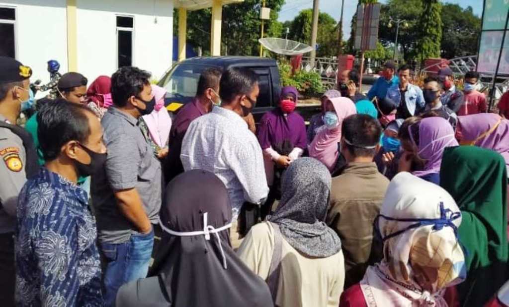 Gelar Aksi Protes, Emak-Emak Minta Penyaluran Dana BLT Tepat Sasaran