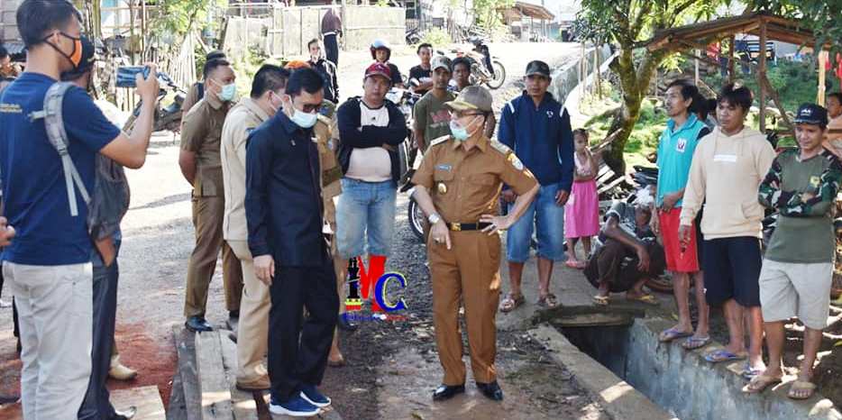 Bupati Bundra Tinjau Jembatan Ambruk di Kelurahan Puguk