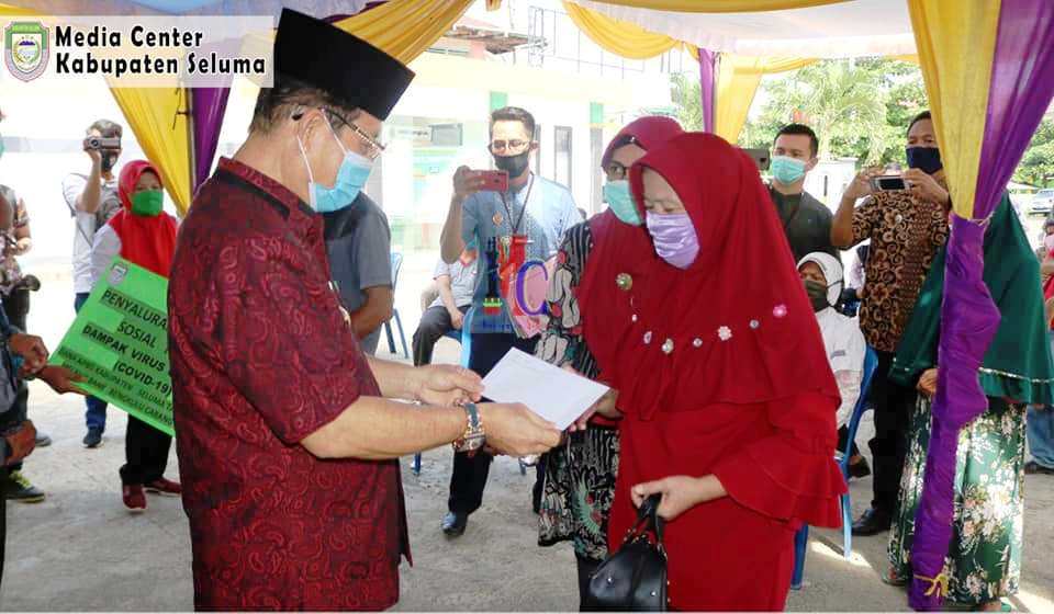 Bupati Bundra Serahkan Bantuan Sosial Tunai Secara Simbolis Kepada Warga Terdampak Covid-19