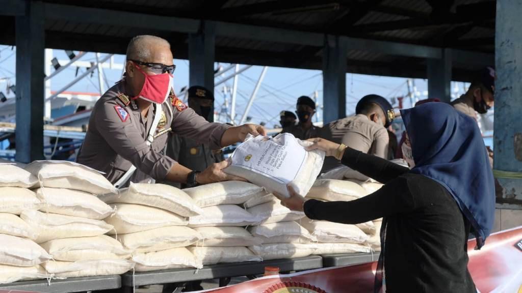 Sambut Hari Bhayangkara Ke-74, Polda Bengkulu Kembali Bagikan Beras dan Makanan