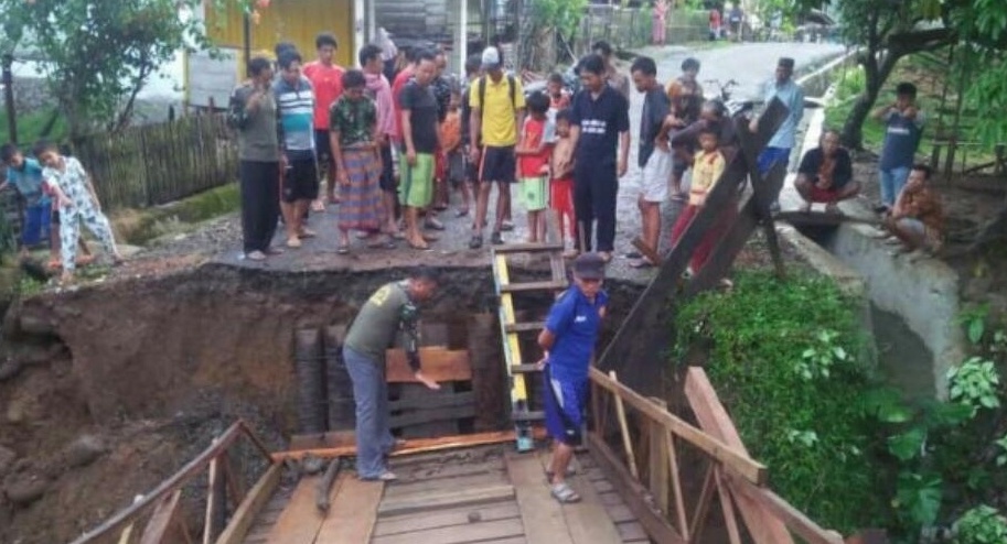 Jembatan Ambruk, Empat Desa di Seluma Terisolasi