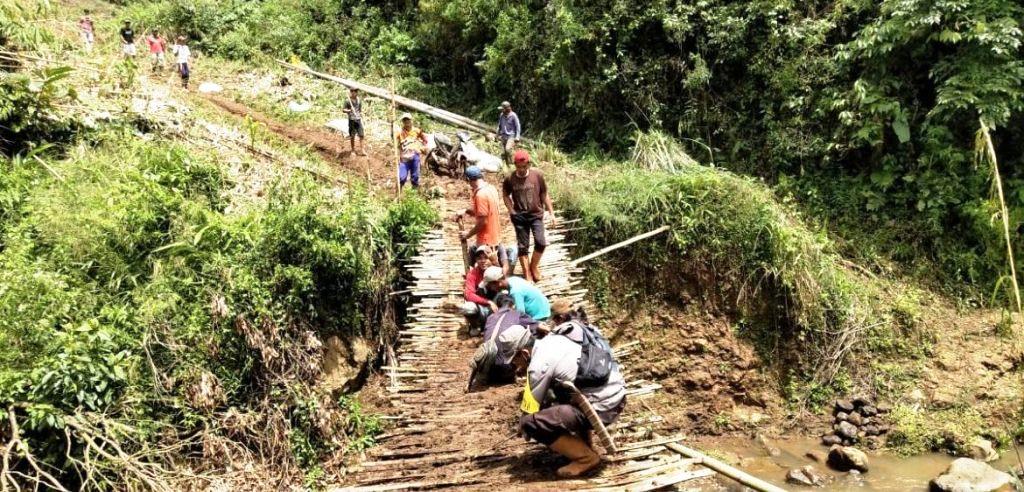 Bhabinkamtibmas Polsek Bermani Ilir Bantu Masyarakat Bangun Jembatan