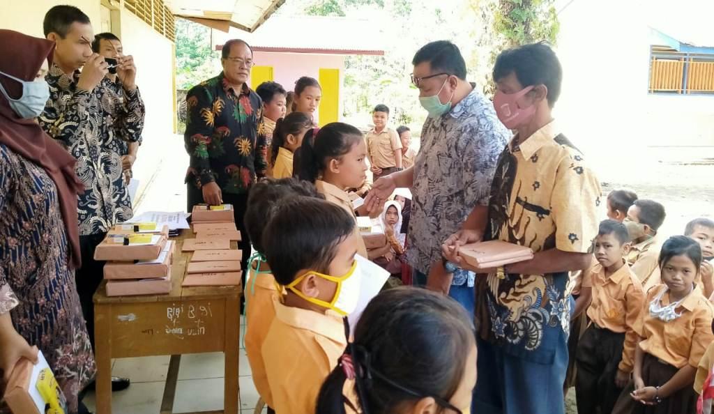 Lewat Dana Desa, Pemdes Merabung Bagikan Beasiswa untuk Siswa Berprestasi
