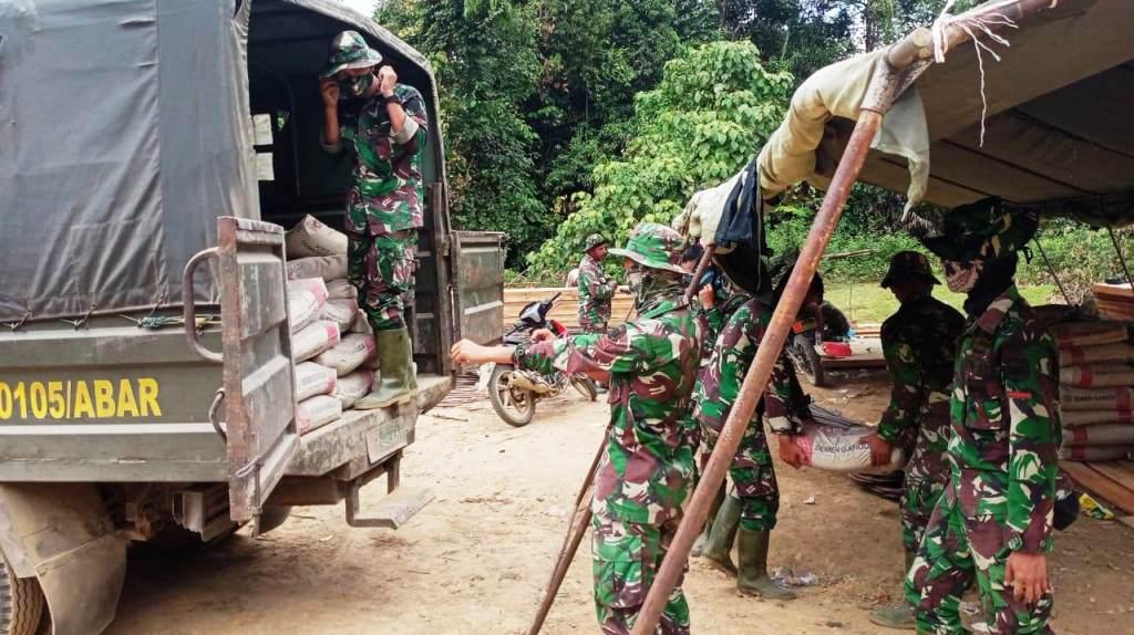 Sukseskan TMMD 108, TNI Kodim 0105/Abar Rela Panggul Semen