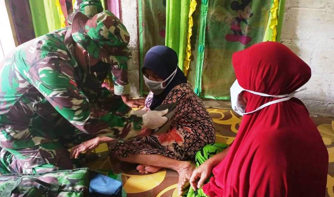 Door to Door, Tim Medis TMMD Kodim 0105/Abar Beri Pelayanan dan Obat Gratis