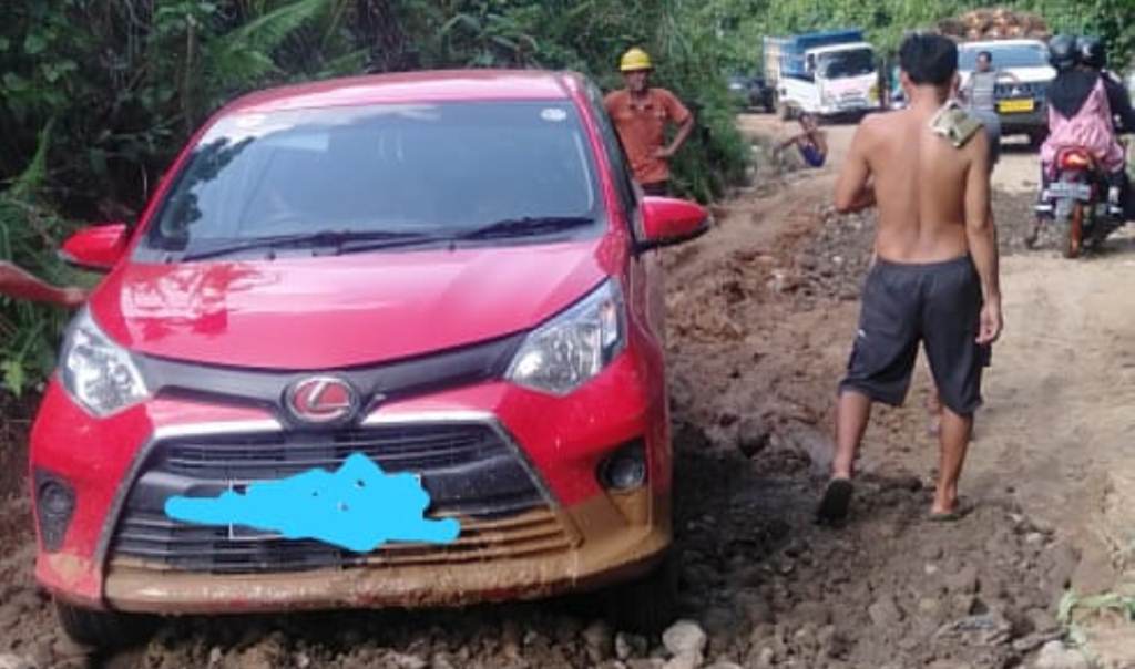 Warga Keluhkan Kondisi Jalan Rusak Karena Dilalui Truk TBS