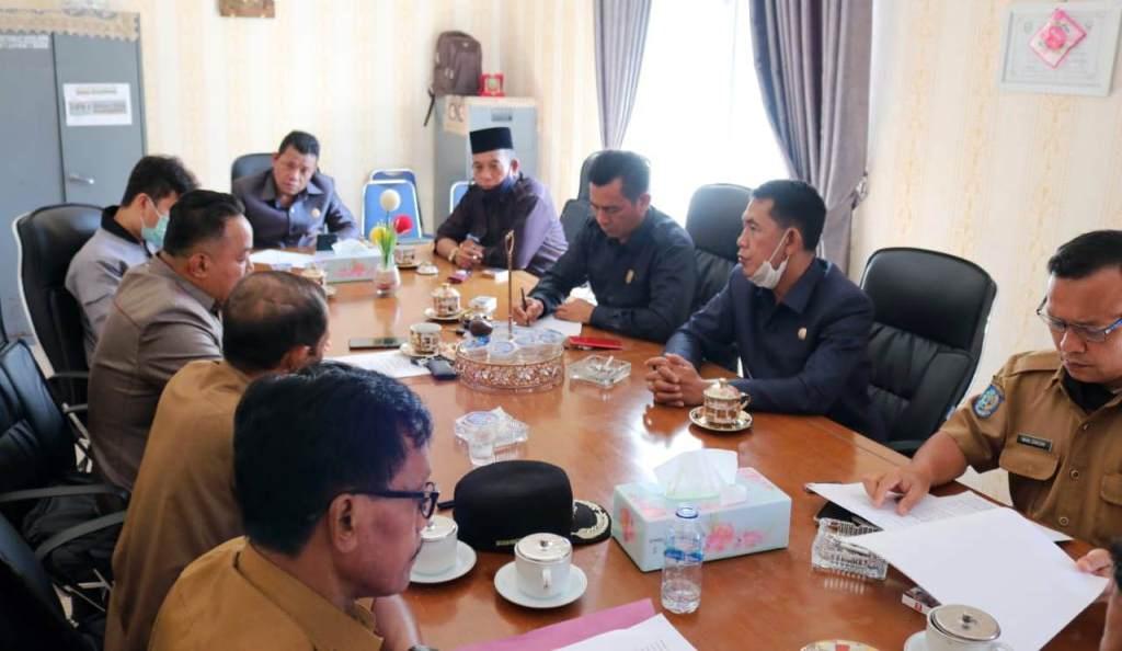 Dewan Minta Camat Mediasikan Masalah Pemberhentian Perangkat Desa