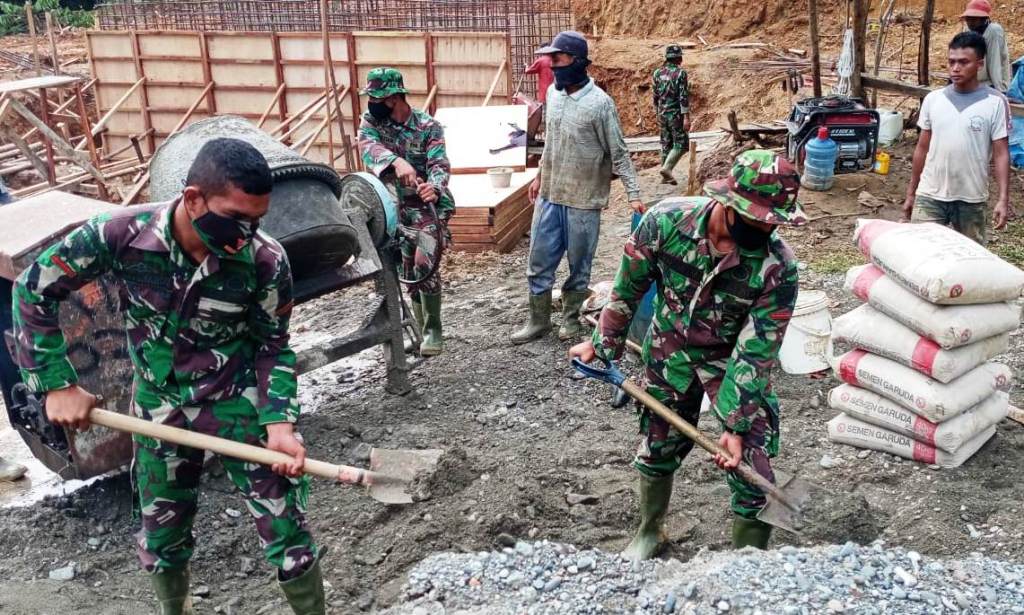 Terik Matahari Tak Surutkan Semangat Satgas TMMD 108 Kodim 0105/Abar