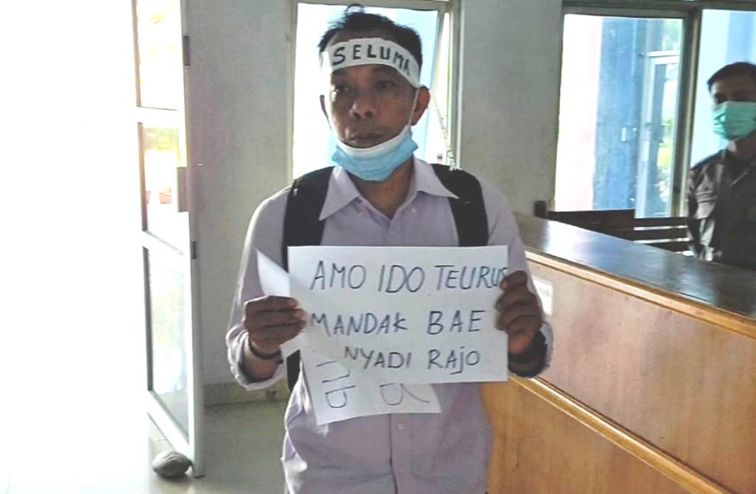 Warga SAM Gelar Aksi Demo Sendirian di Kantor Bupati Seluma