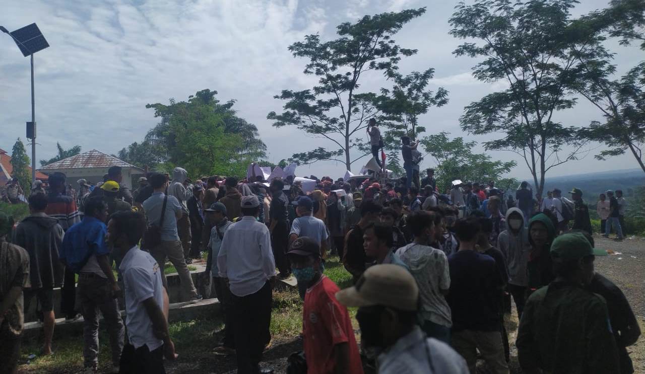 Buntut Pemecatan 3 Kades, Ratusan Warga Seluma Demo di Kantor Bupati