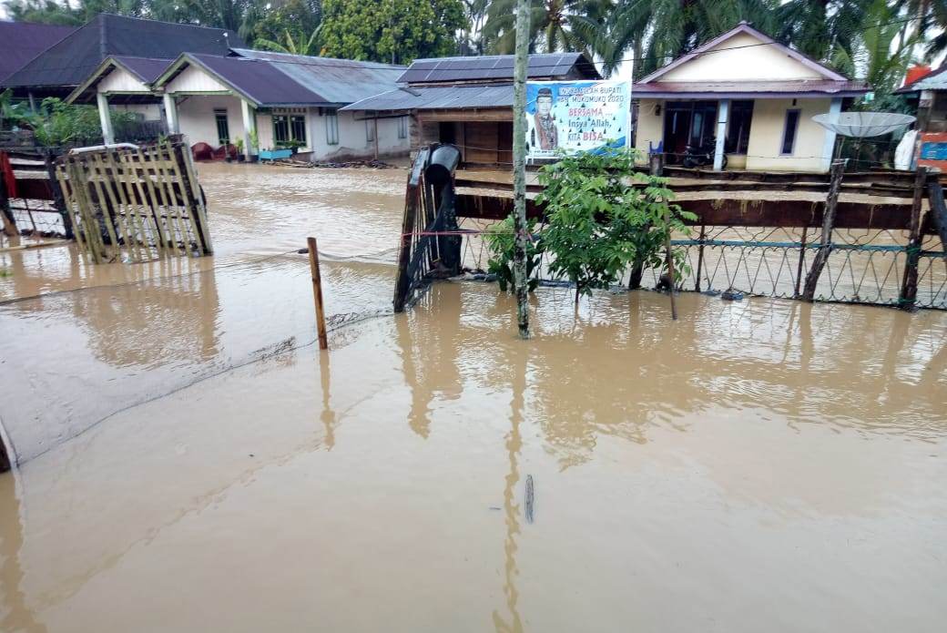 Banjir Setinggi 2 Meter Genangi Desa Air Buluh Kabupaten Mukomuko