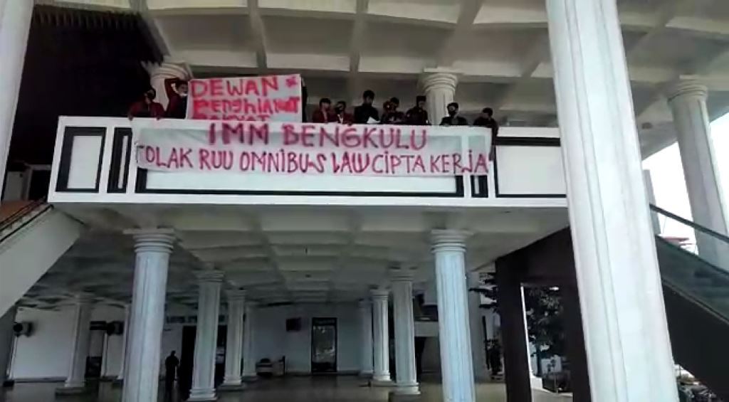 Aksi IMM Bengkulu di Gedung DPRD: Tolak Omnibus Law, RUU HIP Hingga Masalah BPJS