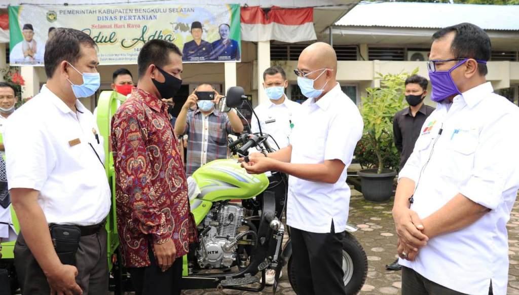 Dongkrak Produktivitas, Bupati Gusnan Bagikan Puluhan Alat Mesin Pertanian