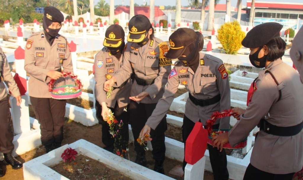 HUT Ke-72, Polwan Polda Bengkulu Nyekar di TMP Balai Buntar