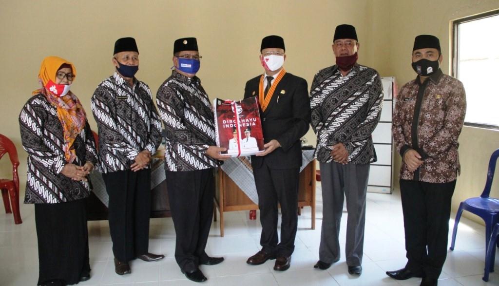 Moment HUT RI Ke-75, Gubernur Rohidin Kunjungi Sesepuh Bengkulu