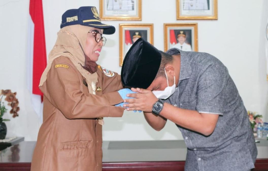 Momen Haru Saat Bupati Tapteng Melantik Gurunya Sendiri Jadi Kepala Sekolah