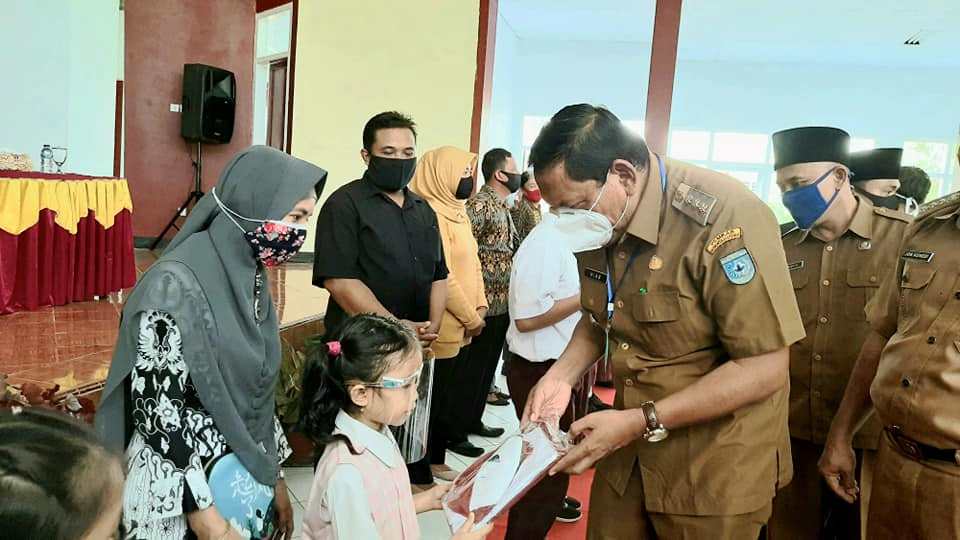 Lagi, Bupati Mian Bagikan Seragam Sekolah Gratis
