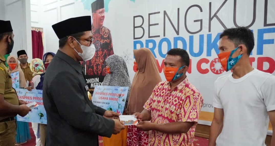 Penyerahan Simbolis Program Bantuan Pelaku Usaha Mikro dan Kartu Prakerja