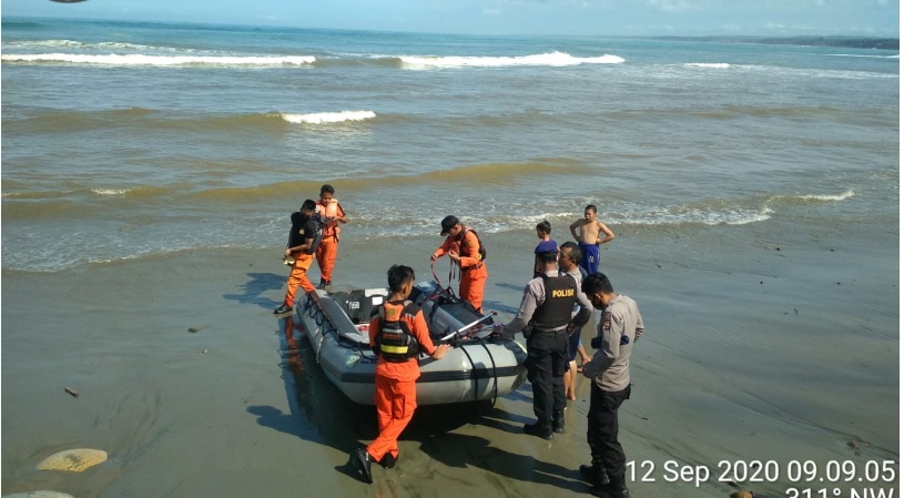 Polisi dan Basarnas Evakuasi Laka Laut di Perairan Pasar Bawah