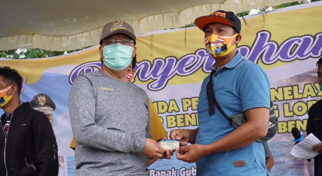 Gubernur Rohidin Kembali Bagikan Kartu Tanda Pengenal bagi Nelayan