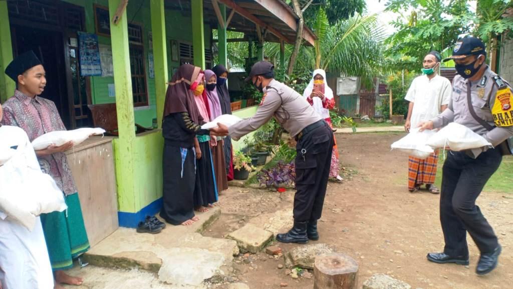 Polsek Ketahun Kembali Bagikan Beras Polri kepada Warga Terdampak Covid-19