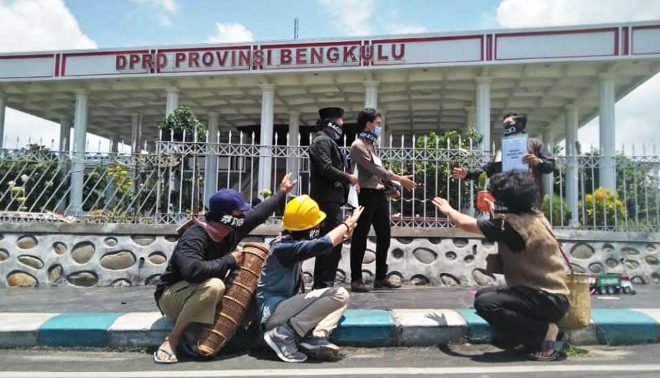 Gerakan Bengkulu Berdaulat Lakukan Aksi Teatrikal Tolak Omnibus Law