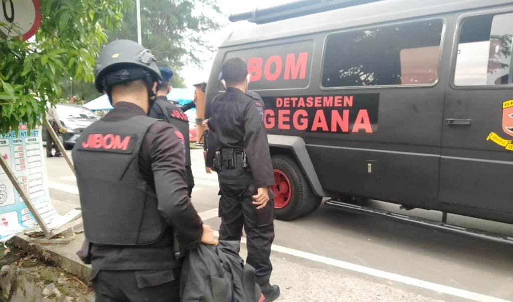 Gegana Polda Bengkulu Amankan Temuan Besi, Diduga Bahan Peledak