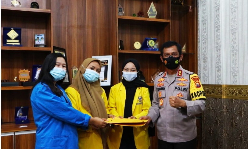 Kapolda Beri Penghargaan Kepada Tiga Mahasiswi Bengkulu