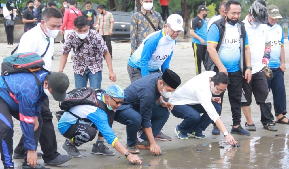 Peringati Hari Oeang Ke-74, Kanwil DJPB Bengkulu Gelar Pelepasan Penyu